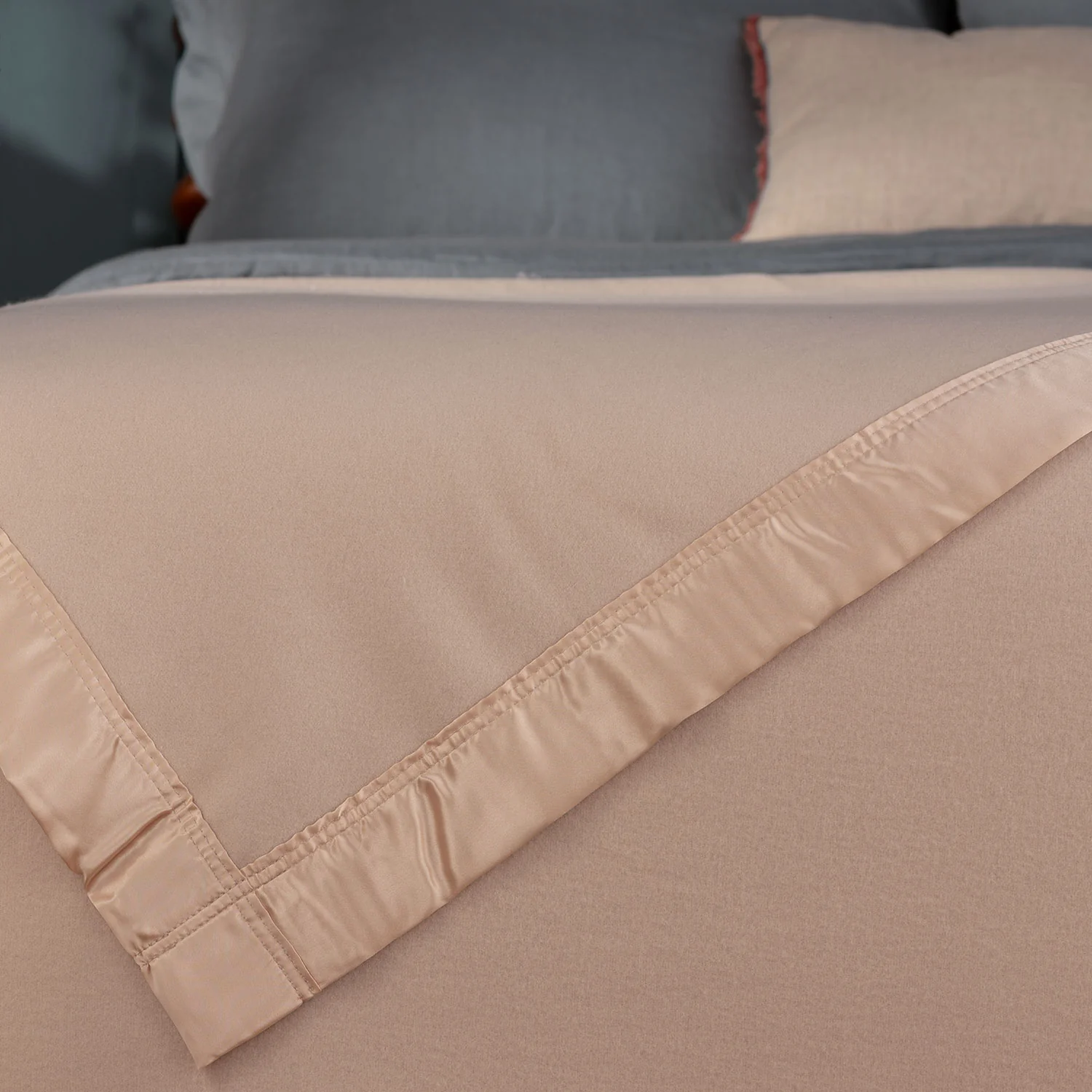Atkinson Cashmere De Luxe Blanket - Image 6