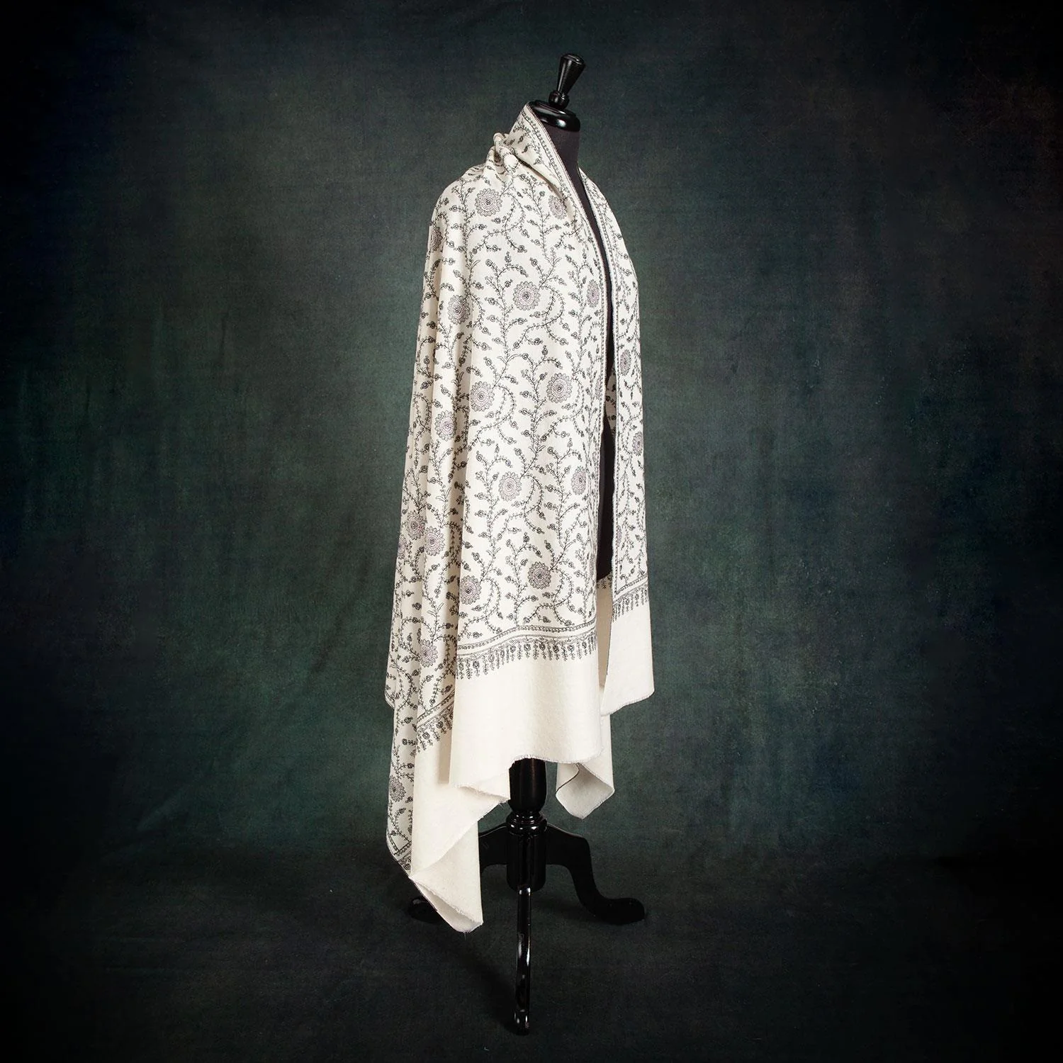 Handloomed Sozni Embroidered Chakra Shawl 'Sudarshan' - Image 2